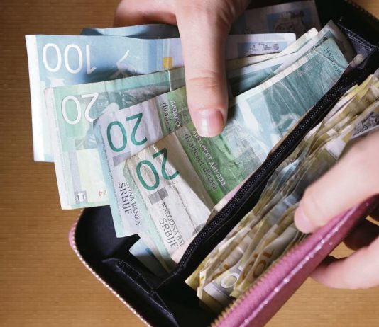 BOJANA IZ PARAĆINA IZGUBILA NOVČANIK, A ONDA JU JE ISPRED VRATA SAČEKAO ŠOK PRIZOR “Mogli ste i tih 50 dinara da uzmete”