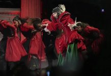 (FOTO) Ispod haljine su bili ljudi! Lejdi Gaga šokirala svet nastupom i zapalila mreže