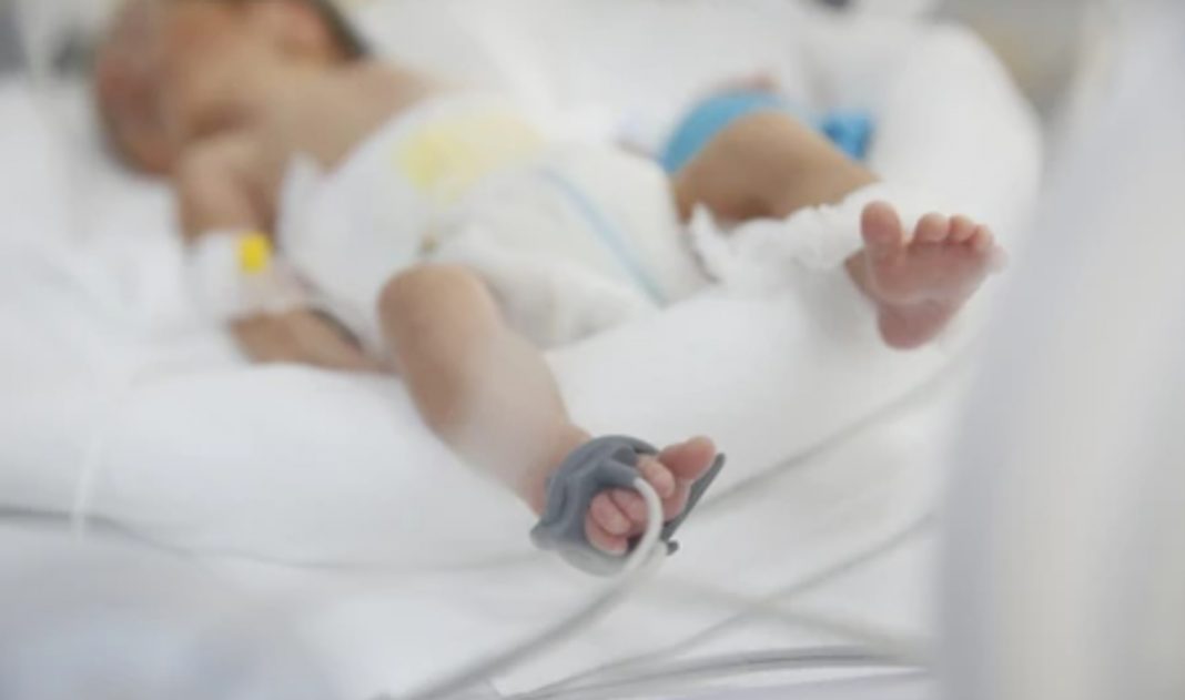 OTAC UZEO BEBU U RUKE I TRESAO JE DOK NIJE IZGUBILA SVIJEST! Stravični detalji: Hitnu pozvao tek sat vremena kasnije, djetetu se bore za život! - featured image
