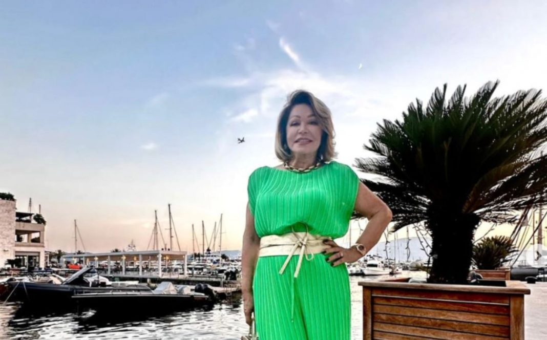 Haos na mrežama zbog fotke Nede Ukraden (74) u kupaćem: Skinula se i pokazala star0 tijelo – koža visi, oko mačkice dlake i noge naborane, ogavno - featured image