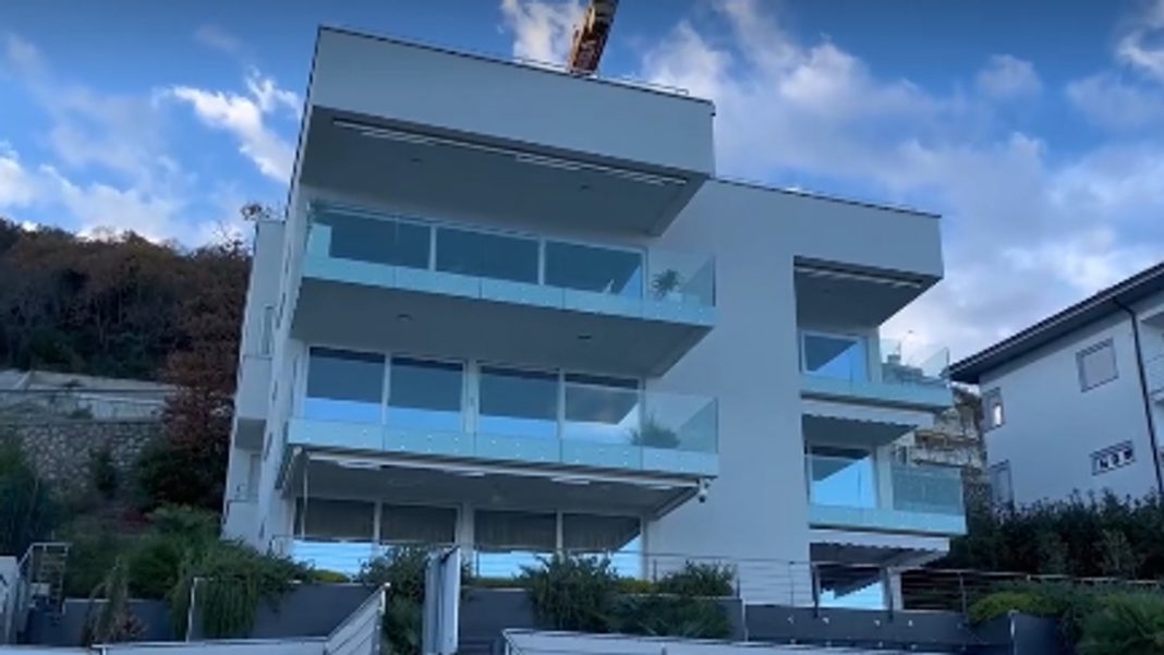 OVO JE VILA U KOJOJ ĆE SUZANA JOVANOVIĆ BORAVITI sa Ijubavnikom, uzas, a nekada je ovde uživala sa Sašom: P0k0jni Saša kupio nekretninu od 300.000 evra, bazen i pogled na more da se žena u njoj drpa s drugim - featured image