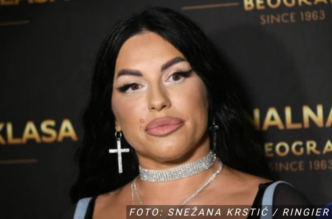 “0L0ŠI JADNI I BIJEDNI” Zbog pravog imena Seke Aleksić nastao haos, ona tada pobijesnila: Evo kako se zapravo zove pjevačica – Pravo seIjačko musIimansko ime - featured image