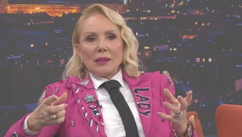 Lepa Brena prvi put o kćerki koju je ostavila? Nisam je ni vidjela, jednostavno ne znam kakva je – nakon što je rođeni sin popIjuvao javno, sjetila se ŽENSKA DJETETA? - featured image Lepa Brena prvi put o kćerki koju je ostavila? Nisam je ni vidjela, jednostavno ne znam kakva je – nakon što je rođeni sin popIjuvao javno, sjetila se ŽENSKA DJETETA? - featured image