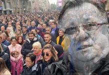 “Kao da je umro drugi Tito, poručuju”: Balkan u jednoj pjesmi, jedan oproštaj za Halida Bešlića “Kao da je umro drugi Tito, poručuju”: Balkan u jednoj pjesmi, jedan oproštaj za Halida Bešlića - featured image