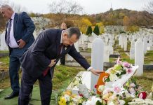 Ivica Dačić posjetio grob Halida Bešlića: “Nedostaje njegova toplina i dobrota” Ivica Dačić posjetio grob Halida Bešlića: “Nedostaje njegova toplina i dobrota” - featured image