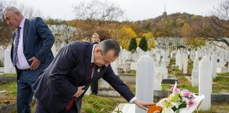 Ivica Dačić posjetio grob Halida Bešlića: “Nedostaje njegova toplina i dobrota” Ivica Dačić posjetio grob Halida Bešlića: “Nedostaje njegova toplina i dobrota” - featured image