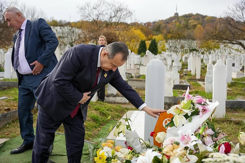 Ivica Dačić posjetio grob Halida Bešlića: “Nedostaje njegova toplina i dobrota” - featured image Ivica Dačić posjetio grob Halida Bešlića: “Nedostaje njegova toplina i dobrota” - featured image