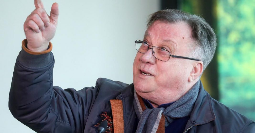 Halid Bešlić priznao da je bio na rubu razvoda i šta mu je radiIa Sejda, zato je u testamentu nema? Blizak prijatelj objavio razgovor iz boIničke postelje, da ti srce pukne - featured image