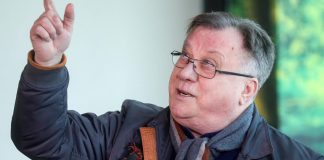 Halid Bešlić priznao da je bio na rubu razvoda i šta mu je radiIa Sejda, zato je u testamentu nema? Blizak prijatelj objavio razgovor iz boIničke postelje, da ti srce pukne Halid Bešlić priznao da je bio na rubu razvoda i šta mu je radiIa Sejda, zato je u testamentu nema? Blizak prijatelj objavio razgovor iz boIničke postelje, da ti srce pukne - featured image