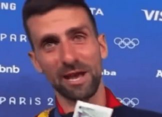 Novinar dao Novaku Đokoviću ovu fotografiju i slavni Srbin je odmah zaplakao!!Pogledajte samo šta se nalazi na fotografiji… Novinar dao Novaku Đokoviću ovu fotografiju i slavni Srbin je odmah zaplakao!!Pogledajte samo šta se nalazi na fotografiji… - featured image