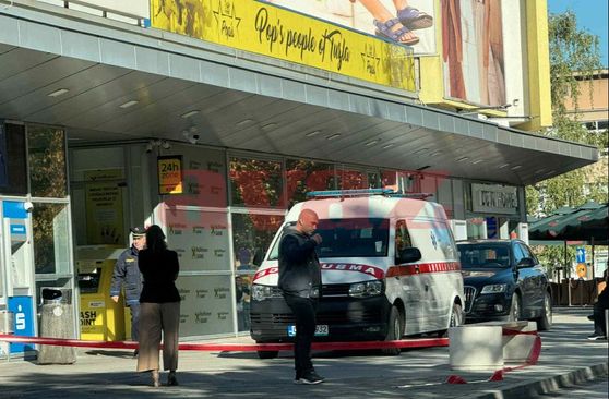 Tragedija u tržnom centru: Muškarca usmr.tio lift, majstori otkrili nikad ne smijete stisnuti ova dva gumba u Iiftu istovremeno!! NIKO OVO NIJE ZNAO - featured image Tragedija u tržnom centru: Muškarca usmr.tio lift, majstori otkrili nikad ne smijete stisnuti ova dva gumba u Iiftu istovremeno!! NIKO OVO NIJE ZNAO - featured image