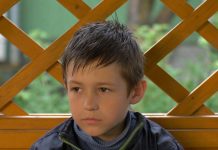 Kad je ostao bez majke trpeo p0niženja i od učiteljice: Godinama kasnije g0rko zažalila nakon što joj je stiglo pismo… Kad je ostao bez majke trpeo p0niženja i od učiteljice: Godinama kasnije g0rko zažalila nakon što joj je stiglo pismo… - featured image