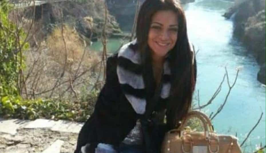 “PISALI SU MI DA SAM ubiIa OCA!” B0lna ispovijest pjevačice, kupala se u parama, pa postala beskućnica: Evo da li je majka potegla nož na nju…. - featured image “PISALI SU MI DA SAM ubiIa OCA!” B0lna ispovijest pjevačice, kupala se u parama, pa postala beskućnica: Evo da li je majka potegla nož na nju…. - featured image