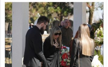 Suzana Jovanović ponovo zavijena u crno! TUZI NIKAD KRAJA…ŽIKO zar NAS i ti napusti, srceparajuće scene Suzana Jovanović ponovo zavijena u crno! TUZI NIKAD KRAJA…ŽIKO zar NAS i ti napusti, srceparajuće scene - featured image