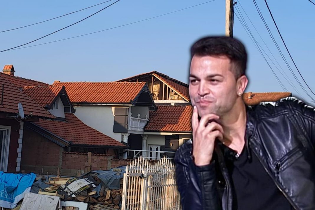 NAJMLAĐI DEDA NA ESTRADI OBEZBEDIO CELU PORODICU DO KRAJA ŽIVOTA! Zaradio ogromnu lovu od muzike i svakom detetu kupio stan - featured image NAJMLAĐI DEDA NA ESTRADI OBEZBEDIO CELU PORODICU DO KRAJA ŽIVOTA! Zaradio ogromnu lovu od muzike i svakom detetu kupio stan - featured image