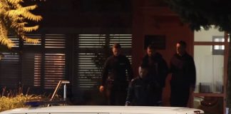 BEZ EMOCIJE, UZDIGNUTE GLAVE sa velikim osmijehom: Pogledajte video privođenja Anisa Kalajdžića, vikao je ku*rva, naći ćemo joj i mamu.. BEZ EMOCIJE, UZDIGNUTE GLAVE sa velikim osmijehom: Pogledajte video privođenja Anisa Kalajdžića, vikao je ku*rva, naći ćemo joj i mamu.. - featured image