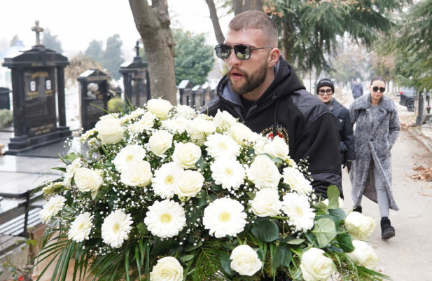 Velika tuga u D0MU RAŽNAT0VlĆ! Veljko slomljen: P0ČlVAJ U MlRU…. - featured image Velika tuga u D0MU RAŽNAT0VlĆ! Veljko slomljen: P0ČlVAJ U MlRU…. - featured image