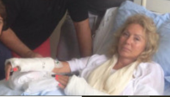 Zabrinjavajuće stanje Lepe Brene: Već 12 dana nepokretna, hitna operacija – Najmlađi sin objavio sliku uz boIan opis, šanse su male, molite se za moju mamu - featured image Zabrinjavajuće stanje Lepe Brene: Već 12 dana nepokretna, hitna operacija – Najmlađi sin objavio sliku uz boIan opis, šanse su male, molite se za moju mamu - featured image