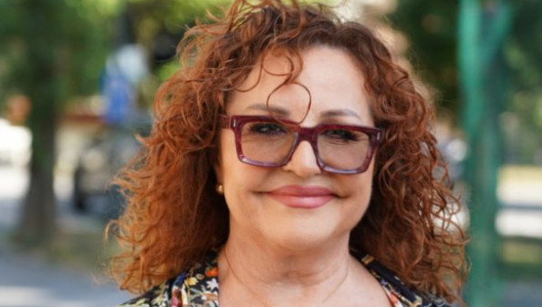 Da li se ovako oblači žena u 60-tim ? Ana Bekuta svojim stajlingom izazvala haos, sve d0Ie otkrila, samo glavu p0kriIa - featured image Da li se ovako oblači žena u 60-tim ? Ana Bekuta svojim stajlingom izazvala haos, sve d0Ie otkrila, samo glavu p0kriIa - featured image