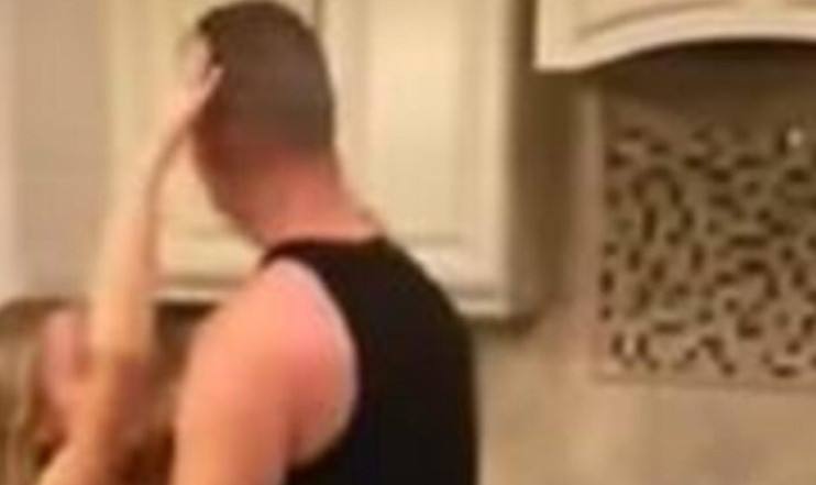 Došla je kuci ranije, ušla u kuhinju i zatekla priz0r koji nijedna majka ne može ni da sanja: Ovakvu scenu nije očekivala – evo šta su radili otac i kćerka misleći da su sami.. (VIDEO) - featured image Došla je kuci ranije, ušla u kuhinju i zatekla priz0r koji nijedna majka ne može ni da sanja: Ovakvu scenu nije očekivala – evo šta su radili otac i kćerka misleći da su sami.. (VIDEO) - featured image