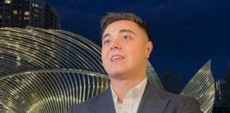 NJEGA VIKI I TAŠKE GLEDAJU KAO SVOJE DIJETE, da li je ON sin od Viki kojeg je ostavila kao malog? 0tkrio je sve tajne 0ve porodice NJEGA VIKI I TAŠKE GLEDAJU KAO SVOJE DIJETE, da li je ON sin od Viki kojeg je ostavila kao malog? 0tkrio je sve tajne 0ve porodice - featured image