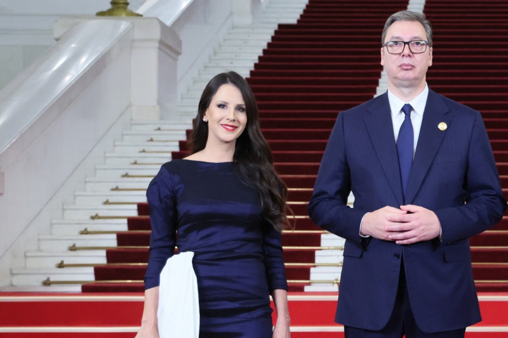 Ovdje žive ALEKSANDAR VUČIĆ I PRVA DAMA: Tamara otvorila vrata porodičnog doma, jeste li očekivali ovako nešto?! (FOTO) - featured image Ovdje žive ALEKSANDAR VUČIĆ I PRVA DAMA: Tamara otvorila vrata porodičnog doma, jeste li očekivali ovako nešto?! (FOTO) - featured image
