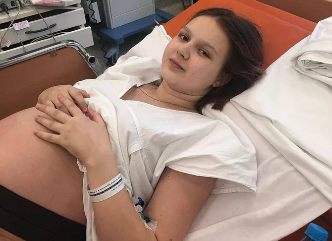 Daša je RODILA BEBU SA 13 GODINA, sad je PONOVO TRUDNA: Tvrdila da je otac male Mile dječak (10), pa priznala da je LAGALA – evo kako sada izgleda i ko je njen NOVI PARTNER - featured image Daša je RODILA BEBU SA 13 GODINA, sad je PONOVO TRUDNA: Tvrdila da je otac male Mile dječak (10), pa priznala da je LAGALA – evo kako sada izgleda i ko je njen NOVI PARTNER - featured image