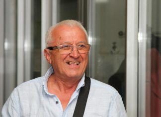 Zavodio maloletnice, pa oženio 32 godine mlađu?! Šok detalji iz života poznatog pevača digle naciju na noge Zavodio maloletnice, pa oženio 32 godine mlađu?! Šok detalji iz života poznatog pevača digle naciju na noge