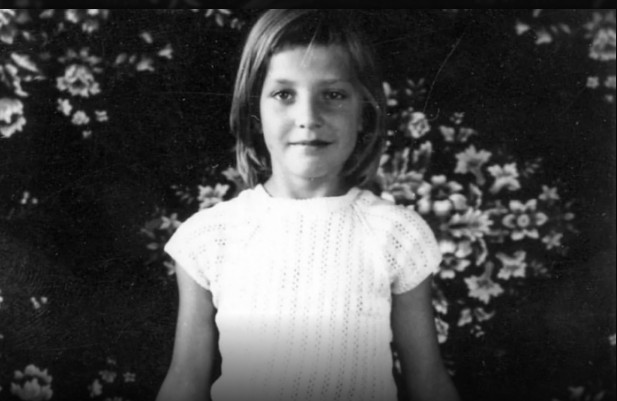 Pevala je Titu na uvce, izgubila je brata, muža, pa oca: Danas vedri i oblači estradnim nebom, znate li ko je ona? - featured image Pevala je Titu na uvce, izgubila je brata, muža, pa oca: Danas vedri i oblači estradnim nebom, znate li ko je ona? - featured image