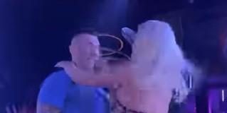 KARLEUŠA LUPILA ŠAMAR NEPOZNATOM MUŠKARCU: Jelena ščepala mišićavog momka, uvijala se oko njega, mazila ga, a onda… (VIDEO) KARLEUŠA LUPILA ŠAMAR NEPOZNATOM MUŠKARCU: Jelena ščepala mišićavog momka, uvijala se oko njega, mazila ga, a onda... (VIDEO) - featured image