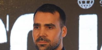 BAĆINA ŽENA IZGLEDA KAO MILION DOLARA, SVI JE POREDE SA OVOM SLAVNOM LEPOTICOM: Nema čoveka koji mu NE ZAVIDI BAĆINA ŽENA IZGLEDA KAO MILION DOLARA, SVI JE POREDE SA OVOM SLAVNOM LEPOTICOM: Nema čoveka koji mu NE ZAVIDI - featured image