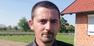 Ovaj Bosanac ima NAJLUĐE IME na Balkanu! Pop mu zato ZABRANIO ULAZAK U CRKVU, a policija ga pušta BEZ KAZNE kad zgreši: Ček samo da čujete KAKO MU SE BRAĆA ZOVU Ovaj Bosanac ima NAJLUĐE IME na Balkanu! Pop mu zato ZABRANIO ULAZAK U CRKVU, a policija ga pušta BEZ KAZNE kad zgreši: Ček samo da čujete KAKO MU SE BRAĆA ZOVU - featured image