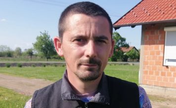 Ovaj Bosanac ima NAJLUĐE IME na Balkanu! Pop mu zato ZABRANIO ULAZAK U CRKVU, a policija ga pušta BEZ KAZNE kad zgreši: Ček samo da čujete KAKO MU SE BRAĆA ZOVU Ovaj Bosanac ima NAJLUĐE IME na Balkanu! Pop mu zato ZABRANIO ULAZAK U CRKVU, a policija ga pušta BEZ KAZNE kad zgreši: Ček samo da čujete KAKO MU SE BRAĆA ZOVU - featured image