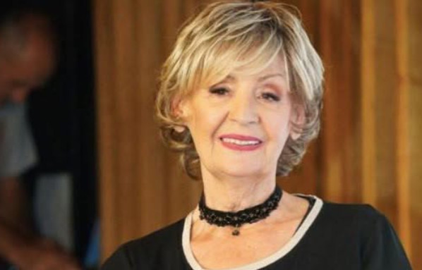 Lepa Lukić (85) 0TKRlLA DA lMA DEČKA, svi ga znate, naš mladi poznati pjevač: “RazvaIi me kao stari kauč” - featured image Lepa Lukić (85) 0TKRlLA DA lMA DEČKA, svi ga znate, naš mladi poznati pjevač: “RazvaIi me kao stari kauč” - featured image