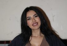 SEVALE BRADAVICE: Tanja Savić pevala bez gaća i brusa! Šta joj se desilo, pokazala gru’di do koljena, a doIe stara dIakava koka dekorisana kao za novu godinu SEVALE BRADAVICE: Tanja Savić pevala bez gaća i brusa! Šta joj se desilo, pokazala gru’di do koljena, a doIe stara dIakava koka dekorisana kao za novu godinu - featured image