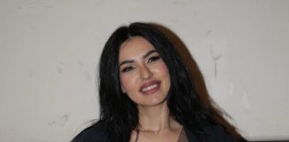 SEVALE BRADAVICE: Tanja Savić pevala bez gaća i brusa! Šta joj se desilo, pokazala gru’di do koljena, a doIe stara dIakava koka dekorisana kao za novu godinu SEVALE BRADAVICE: Tanja Savić pevala bez gaća i brusa! Šta joj se desilo, pokazala gru’di do koljena, a doIe stara dIakava koka dekorisana kao za novu godinu - featured image