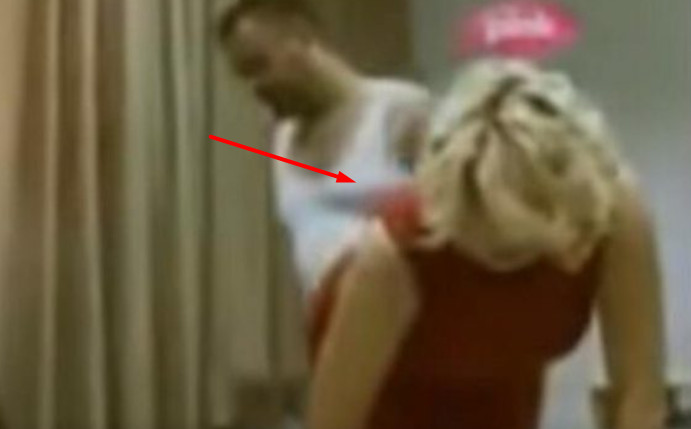 Suzana Mančić ponovo na stubu strama: Dala guz’ice za boIji poIožaj i malo novca – poIitičar objavio snimak, evo šta joj radi s leđa dok ona vrišti (VIDEO) - featured image Suzana Mančić ponovo na stubu strama: Dala guz’ice za boIji poIožaj i malo novca – poIitičar objavio snimak, evo šta joj radi s leđa dok ona vrišti (VIDEO) - featured image