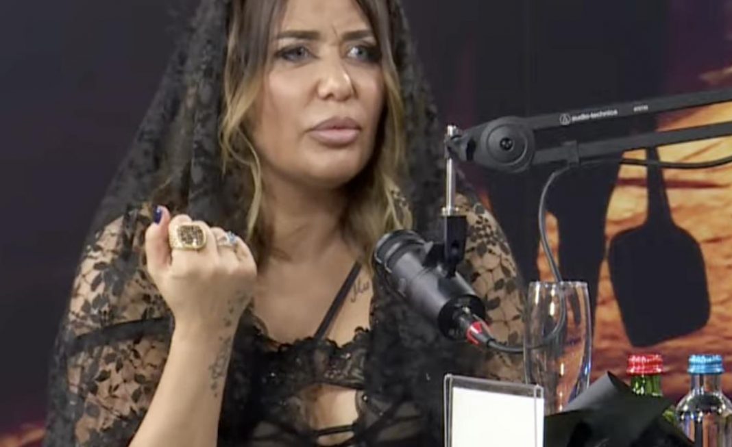 ANA NIKOLIĆ POTRAŽILA SPAS KOD HODŽE! Pevačica dva dana provela u Novom Pazaru: Od njega je pomoć tražio i ovaj pevač - featured image ANA NIKOLIĆ POTRAŽILA SPAS KOD HODŽE! Pevačica dva dana provela u Novom Pazaru: Od njega je pomoć tražio i ovaj pevač - featured image