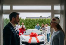 Moja porodica je izabrala auto umesto mog zdravlja. Nastavila sam da radim kroz bol, misleći da niko nikada neće stati u moju odbranu—dok moj deda nije napravio jedan razarajući poziv koji nisu očekivali… Moja porodica je izabrala auto umesto mog zdravlja. Nastavila sam da radim kroz bol, misleći da niko nikada neće stati u moju odbranu—dok moj deda nije napravio jedan razarajući poziv koji nisu očekivali… - featured image