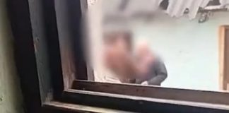 Novi snimak mladića koji tuče krvnički oca, dok on kao dijete nemoćno stoji još više zgrozio državu: Majka bodri sina i snima!! Novi snimak mladića koji tuče krvnički oca, dok on kao dijete nemoćno stoji još više zgrozio državu: Majka bodri sina i snima!! - featured image