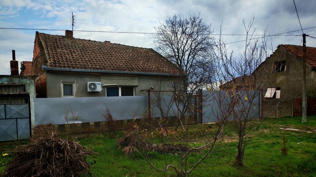(FOTO) U OVOJ KUĆI KOD PANČEVA SU KINEZI DRŽALI ŽENE I SILOVALI IH! Sumnja se da su bile zatočene u kanalu za popravku kola, policija zatekla UŽAS - featured image