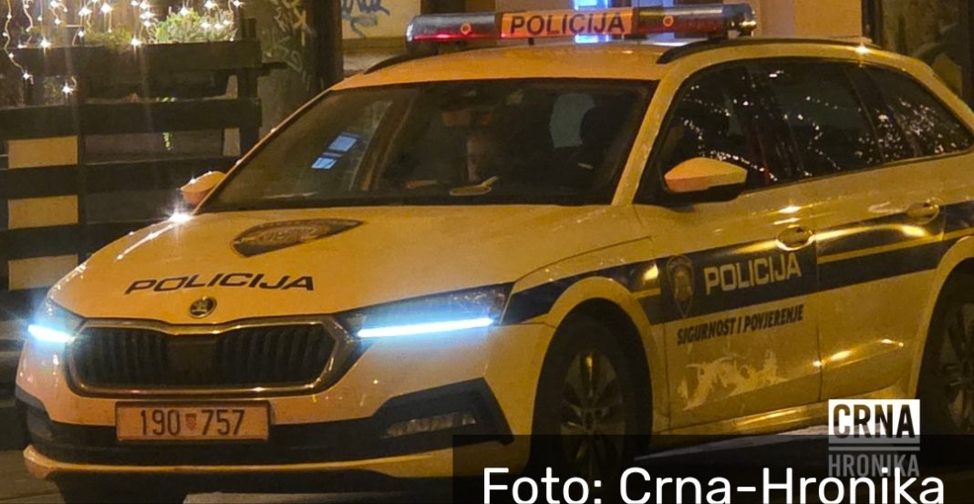 Pokušaj teškog ubiistva: Sin kr.vnički pretukao majku u dvorištu kuće, sve snimao, policija ga savladala u kafiću - featured image