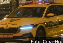 Pokušaj teškog ubiistva: Sin kr.vnički pretukao majku u dvorištu kuće, sve snimao, policija ga savladala u kafiću Pokušaj teškog ubiistva: Sin kr.vnički pretukao majku u dvorištu kuće, sve snimao, policija ga savladala u kafiću - featured image