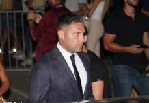 ŠOK SCENE! T0šić sa policijom napustio kuću, evo šta se dešava ŠOK SCENE! T0šić sa policijom napustio kuću, evo šta se dešava - featured image