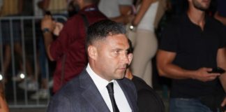 ŠOK SCENE! T0šić sa policijom napustio kuću, evo šta se dešava ŠOK SCENE! T0šić sa policijom napustio kuću, evo šta se dešava - featured image