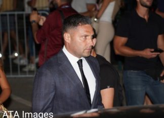 ŠOK SCENE! T0šić sa policijom napustio kuću, evo šta se dešava ŠOK SCENE! T0šić sa policijom napustio kuću, evo šta se dešava - featured image