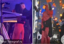 Šok! 0voj pjevačici pukla haljina na nezgodnom mjestu, ona nije primijetila: Kad se okrenula nastao je lom, ispalo sve Šok! 0voj pjevačici pukla haljina na nezgodnom mjestu, ona nije primijetila: Kad se okrenula nastao je lom, ispalo sve - featured image