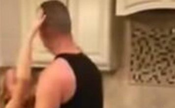 Došla je kuci ranije, ušla u kuhinju misleći da otac i kćer spremaju hranu: Ovakvu scenu nije očekivala – evo šta su radili misleći da su sami.. (VIDEO) Došla je kuci ranije, ušla u kuhinju misleći da otac i kćer spremaju hranu: Ovakvu scenu nije očekivala – evo šta su radili misleći da su sami.. (VIDEO) - featured image