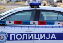 DJEVOJČICE VUKAO NA SANKAMA PRIKAČENIM NA AUTO, PA NA NJIH NALETILO DRUGO VOZILO “Zabava” pošla po zlu: Uhapšena dvojica mladića DJEVOJČICE VUKAO NA SANKAMA PRIKAČENIM NA AUTO, PA NA NJIH NALETILO DRUGO VOZILO “Zabava” pošla po zlu: Uhapšena dvojica mladića - featured image