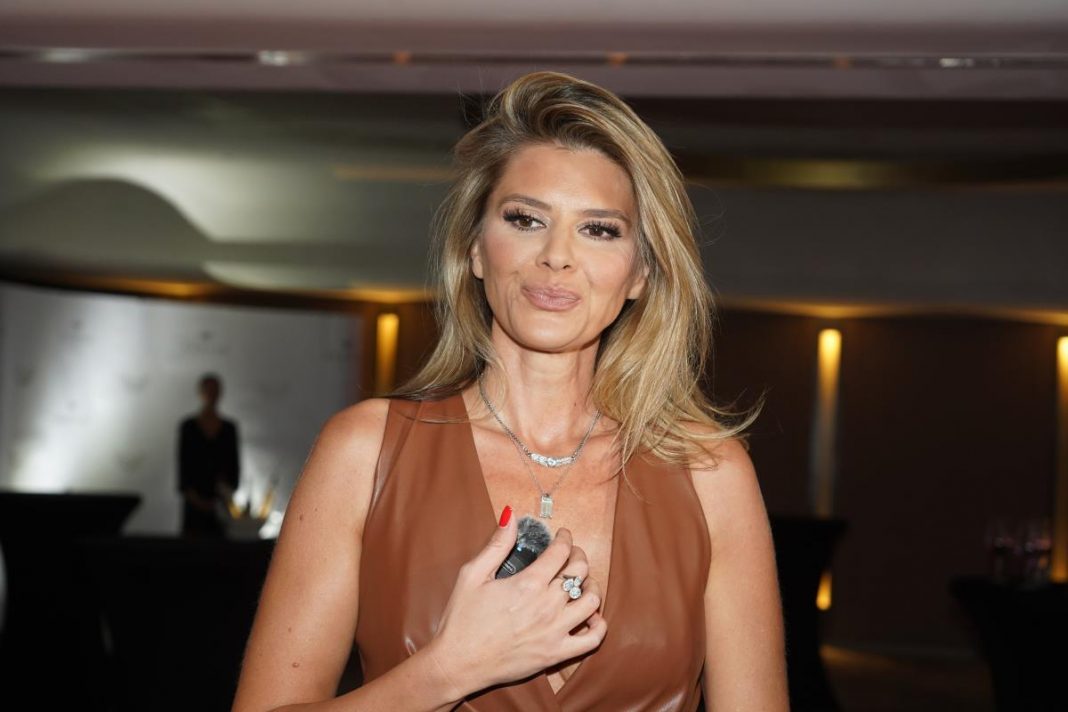 PRVE FOTOGRAFIJE MELINE DŽINOVIĆ SA NOVIM VERENIKOM Evo kako izgleda bogati biznismen (70) sa kojim uživa u ljubavi u Monaku (FOTO) - featured image PRVE FOTOGRAFIJE MELINE DŽINOVIĆ SA NOVIM VERENIKOM Evo kako izgleda bogati biznismen (70) sa kojim uživa u ljubavi u Monaku (FOTO) - featured image